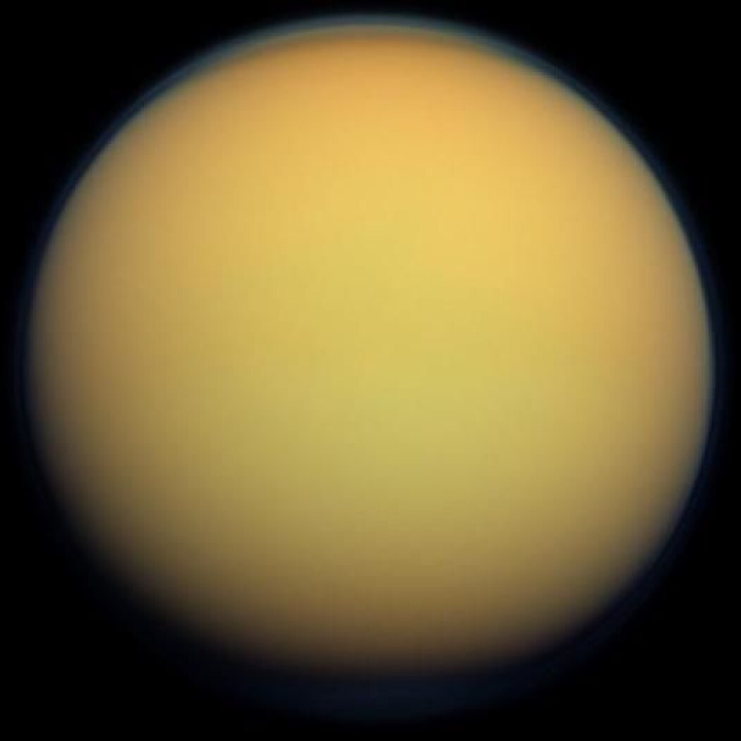 Titan er en spennende måne som ligner ganske mye på jorda. Den har atmosfære, landskap med fjell og sanddyner, vind og regn. Men regnet og innsjøene er av gassene metan og etan istedenfor vann. (Bilde: NASA) Titan er en spennende måne som ligner ganske mye på jorda. Den har atmosfære, landskap med fjell og sanddyner, vind og regn. Men regnet og innsjøene er av gassene metan og etan istedenfor vann. (Bilde: NASA)