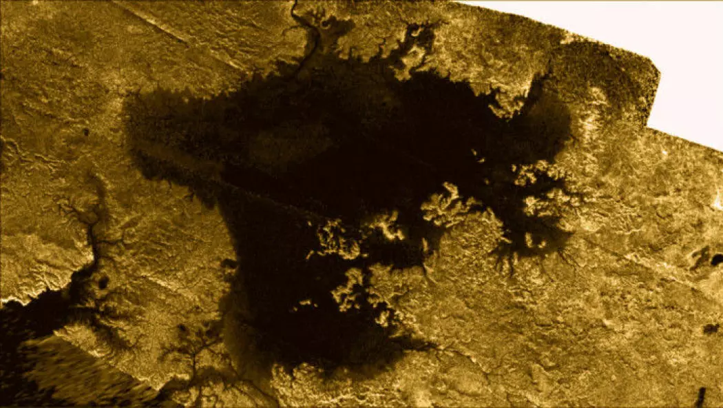 Bildet viser en av metan-innsjøene på Titan. (Bilde: NASA/JPL-Caltech/ASI/Cornell)