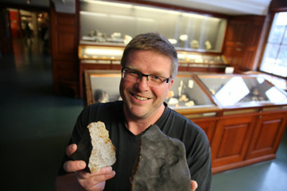 Rune S. Selbekk viser fram Valle-meteoritten, som vart funnen i 2013. (Foto: Unni Irmelin Kvam, NHM/UiO)