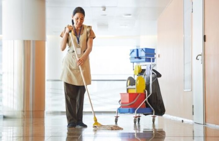 Det er høyt sykefravær blant renholdere. Mange av de innleide renholderne ønsker å jobbe lenge på samme sted. (Foto: Shutterstock) Det er høyt sykefravær blant renholdere. Mange av de innleide renholderne ønsker å jobbe lenge på samme sted. (Foto: Shutterstock)