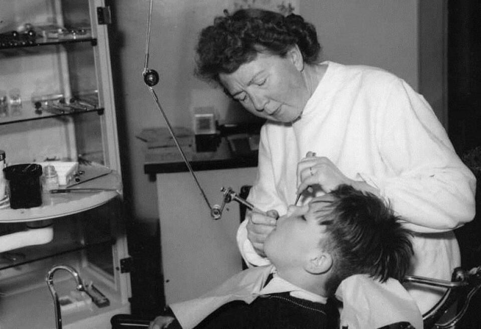 Staten har betalt for tannpleie for barn siden folketrygdens begynnelse. Her er en skoletannlege fra 1950-tallet i arbeid. (Foto: Ragnar Johnsen/Wikimedia Creative Commons)
