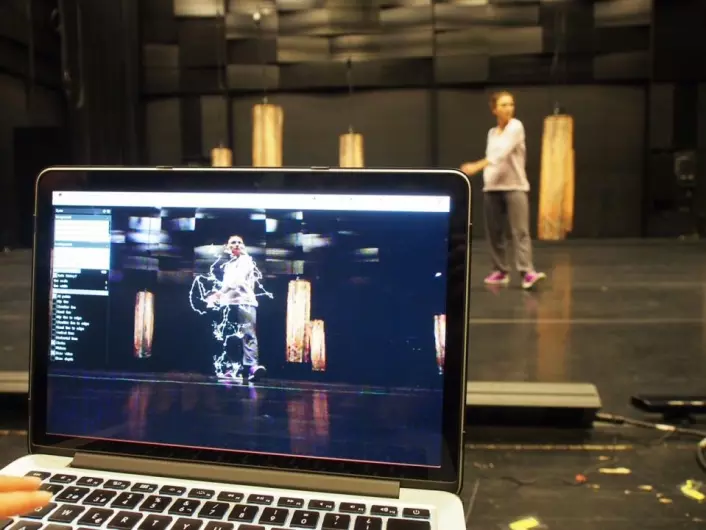 Slik blir testpersonens bevegelser omdannet til punkter og streker på en dataskjerm. (Foto: AHO, Lise Amy Hansen)