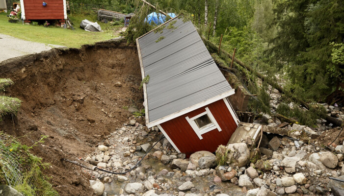 I August 2013 førte store nedbørsmengder til flom og oversvømmelse i Brumunddal. Veien ble vasket bort i Spikdalsveien og her ser vi at et uthus ble tatt av vannmassene. Foto: Cornelius Poppe / NTB scanpix I August 2013 førte store nedbørsmengder til flom og oversvømmelse i Brumunddal. Veien ble vasket bort i Spikdalsveien og her ser vi at et uthus ble tatt av vannmassene. Foto: Cornelius Poppe / NTB scanpix