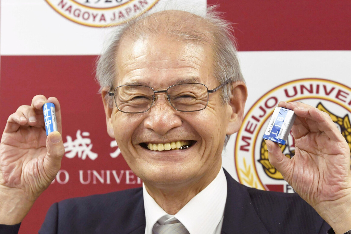 Akira Yoshino var en av tre forskere som fikk Nobelprisen i kjemi. Journalister spurte ham hvorfor han hadde jobbet med batterier. Jeg var nysgjerrig, svarte Yoshino. (Yoshiaki Sakamoto/Kyodo News via AP) Akira Yoshino var en av tre forskere som fikk Nobelprisen i kjemi. Journalister spurte ham hvorfor han hadde jobbet med batterier. Jeg var nysgjerrig, svarte Yoshino. (Yoshiaki Sakamoto/Kyodo News via AP)