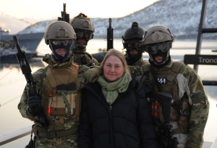 Tone Danielsen er uten stedsans og nattesyn, har høydeskrekk og er skuddredd. Da hun skulle være ute i felt med marinejegerne, fikk hun beskjed om at de ikke hadde plass for daukjøtt. Hun har både deltatt på Helvetsuka og vært korrekturleser i løpet av de 18 månedene hun har studert dem. (Foto: Privat) Tone Danielsen er uten stedsans og nattesyn, har høydeskrekk og er skuddredd. Da hun skulle være ute i felt med marinejegerne, fikk hun beskjed om at de ikke hadde plass for daukjøtt. Hun har både deltatt på Helvetsuka og vært korrekturleser i løpet av de 18 månedene hun har studert dem. (Foto: Privat)