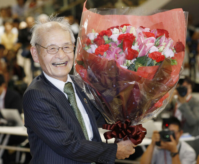 Nobelprisvinner Akira Yoshino gjorde litium-ionbatteriene trygge å ta i bruk. Her møter han pressen i Tokyo med en fersk blomsterbukett, like etter at prisen ble kunngjort. (Foto: Yuta Omori / Kyodo News via AP / NTB Scanpix) Nobelprisvinner Akira Yoshino gjorde litium-ionbatteriene trygge å ta i bruk. Her møter han pressen i Tokyo med en fersk blomsterbukett, like etter at prisen ble kunngjort. (Foto: Yuta Omori / Kyodo News via AP / NTB Scanpix)