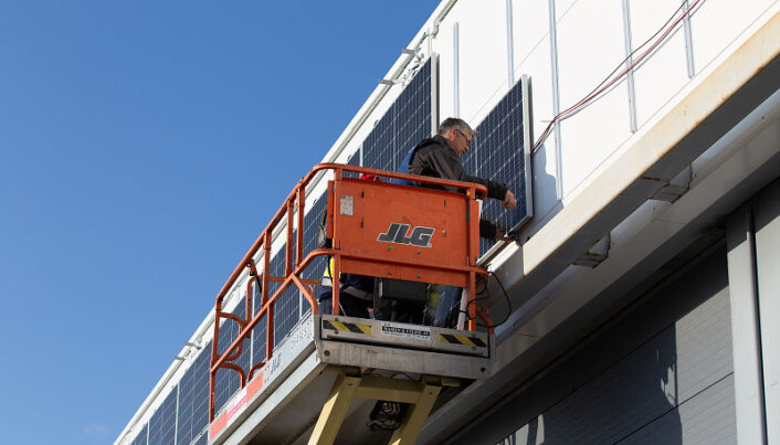 Mange bygg egner seg godt for solceller. Her fra et hangarbygg på Bardufoss. (Foto: Tomas Rolland, UiT) Mange bygg egner seg godt for solceller. Her fra et hangarbygg på Bardufoss. (Foto: Tomas Rolland, UiT)