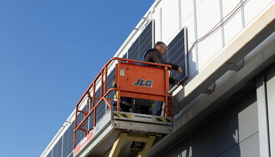 Mange bygg egner seg godt for solceller. Her fra et hangarbygg på Bardufoss. (Foto: Tomas Rolland, UiT)