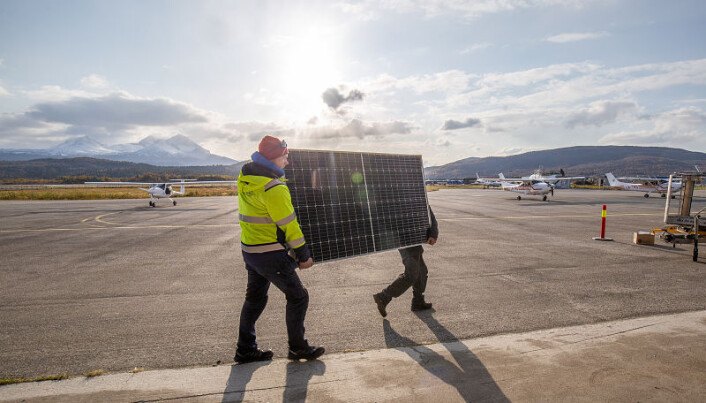 Dette solcellepanelet skal benyttes til å lade elfly. Det er nå en del av en hangarvegg der 100 kvadratmeter er dekket av solceller. (Foto: Tomas Rolland) Dette solcellepanelet skal benyttes til å lade elfly. Det er nå en del av en hangarvegg der 100 kvadratmeter er dekket av solceller. (Foto: Tomas Rolland)