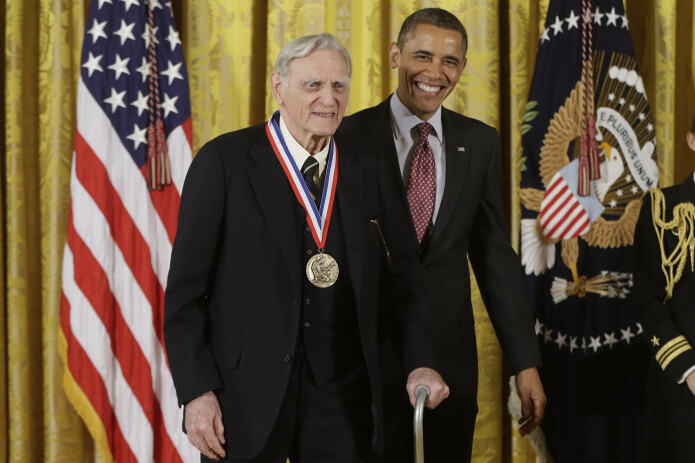 97 år gamle John B. Goodenough er den eldste personen som er blitt tildelt en nobelpris. I dette arkivfotoet fra 2013 får han en medalje for forskningsinnsats fra daværende president Barack Obama. (Foto: Charles Dharapak / AP Photo / NTB Scanpix) 97 år gamle John B. Goodenough er den eldste personen som er blitt tildelt en nobelpris. I dette arkivfotoet fra 2013 får han en medalje for forskningsinnsats fra daværende president Barack Obama. (Foto: Charles Dharapak / AP Photo / NTB Scanpix)