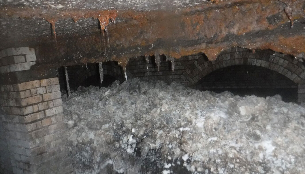 En samling av fett, oljer og hygieneprodukter bredde seg 64 meter innover i kloakksystemet under en liten kystby i England. (Foto: University of Exeter via AP) En samling av fett, oljer og hygieneprodukter bredde seg 64 meter innover i kloakksystemet under en liten kystby i England. (Foto: University of Exeter via AP)