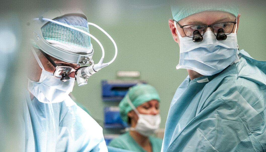 Aksel Foss, Eva Sagflaat Sødermann and Trygve Thorsen during a liver transplantation (Photo: Ram Gupta). Aksel Foss, Eva Sagflaat Sødermann and Trygve Thorsen during a liver transplantation (Photo: Ram Gupta).