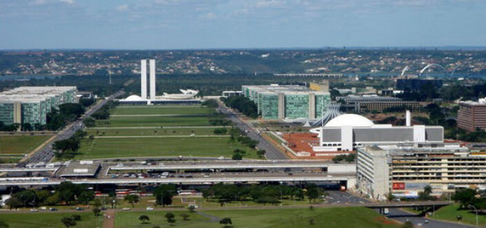 Brasilia må sees fra luften for å få inntrykk av arkitekten Oscar Niemeyers visjon. På bakkenivå går fotgjengerne langs endeløse avenyer med opptil tolv felts motorveier. (Foto: Heitor Carvalho Jorge, Creative Commons) Brasilia må sees fra luften for å få inntrykk av arkitekten Oscar Niemeyers visjon. På bakkenivå går fotgjengerne langs endeløse avenyer med opptil tolv felts motorveier. (Foto: Heitor Carvalho Jorge, Creative Commons)