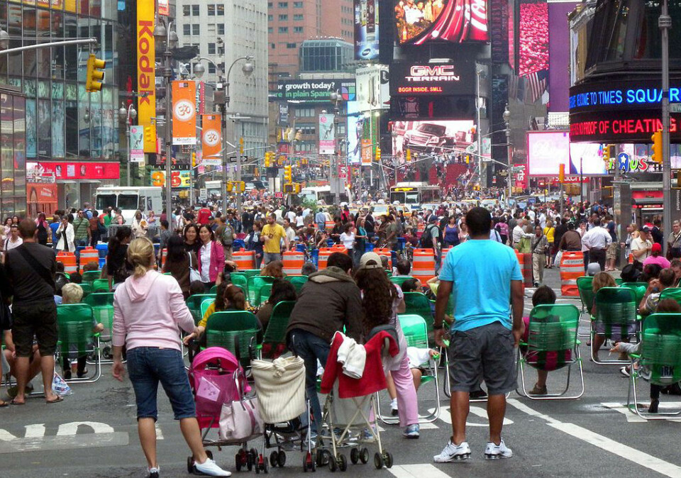 Gatene rundt Times Square i New York ble stengt for biltrafikk i forbindelse med Memorial Day i slutten av mai 2009. Folk fikk utdelt grønne klappstoler som en forsøksordning. I dag er klappstolene erstattet av benker, og forsøksordningen var så vellykket at den er permanent. (Foto: Jim Henderson, Wikimedia Commons)
