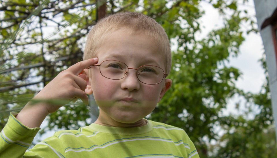 Symptomene på barnedemens starter gjerne med nedsatt syn i 4 – 8 års alder. Den kognitive utviklingen stagnerer, og barnet mister over tid ferdigheter det hadde tidligere. Dette gjelder blant annet evnen til å uttrykke seg gjennom tale. (Illustrasjon: volodimir bazyuk / Shutterstock / NTB scanpix)