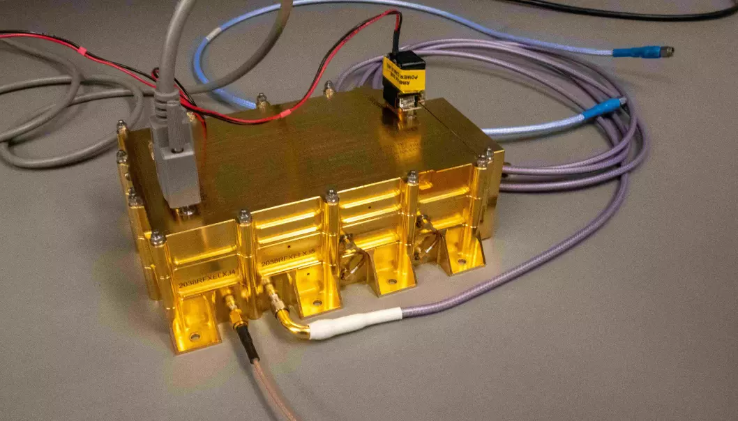 Rimfax består av en antenne og en gullbelagt boks. Den inneholder teknologien som gjør det mulig å avlese mer om Mars’ indre. (Foto: Lars Aarønæs)