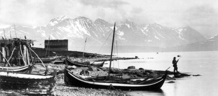 Perioden mellom 1820 og 1880 må sies å være en vekstperiode for Nord-Norge, og mange flyttet hit. Småbåtfisket skaffet folk inntekter. Her fra Karlsøy, årstall usikkert, men trolig 1888. (Foto: Axel Lindahl /Norsk Folkemuseum) Perioden mellom 1820 og 1880 må sies å være en vekstperiode for Nord-Norge, og mange flyttet hit. Småbåtfisket skaffet folk inntekter. Her fra Karlsøy, årstall usikkert, men trolig 1888. (Foto: Axel Lindahl /Norsk Folkemuseum)