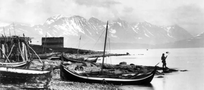 Perioden mellom 1820 og 1880 må sies å være en vekstperiode for Nord-Norge, og mange flyttet hit. Småbåtfisket skaffet folk inntekter. Her fra Karlsøy, årstall usikkert, men trolig 1888. (Foto: Axel Lindahl /Norsk Folkemuseum)