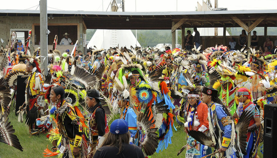 Fra Beaver Lake Cree Nation Pow Wow 2014 i Nord-Alberta, Canada. Pow Wows er ikke bare en viktig sosial samling med blant annet profesjonelle dansekonkurranser, men også en svært politisk hendelse hvor fellesskap og solidaritet med urfolk på tvers av landegrenser demonstreres. (Foto: Lena Gross).