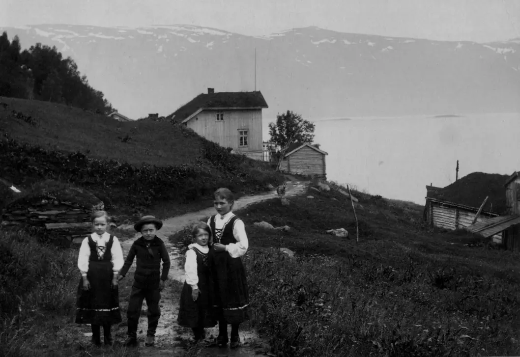 Barn kledt i finstasen ved Lyngseidet i Troms. Bildet er tatt en gang mellom 1875 og 1896. Barnedødeligheten var stor på 1800-tallet, og om lag én av ti døde allerede første leveår. På den tiden dette bildet ble tatt, var gjennomsnittlig levealder 50 år. (Foto: Axel Lindahl /Norsk Folkemuseum (public domain))