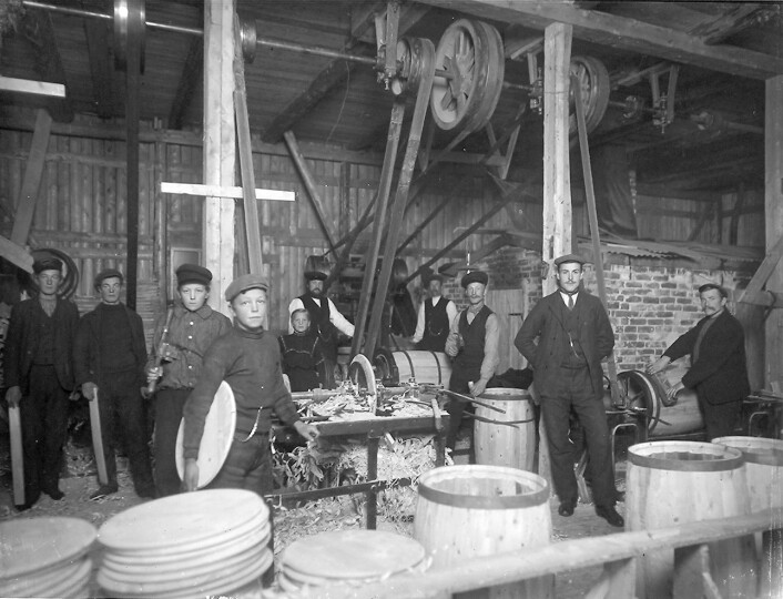 Industri og andre sekundærnæringer vokste fram mye tidligere og med større styrke enn det en del av litteraturen har hevdet. Det litt ensidige bildet av den nordnorske fiskerbonden har blitt litt for dominerende, påpeker historieprofessor Einar Niemi ved UiT. Her produseres tønner i en fabrikk i Beiarn i Nordland (usikker datering, men fra perioden 1910-1935). Foto: Hans Nikolai M. Skaugvold / Nordlandsmuseet (public domain) Industri og andre sekundærnæringer vokste fram mye tidligere og med større styrke enn det en del av litteraturen har hevdet. Det litt ensidige bildet av den nordnorske fiskerbonden har blitt litt for dominerende, påpeker historieprofessor Einar Niemi ved UiT. Her produseres tønner i en fabrikk i Beiarn i Nordland (usikker datering, men fra perioden 1910-1935). Foto: Hans Nikolai M. Skaugvold / Nordlandsmuseet (public domain)