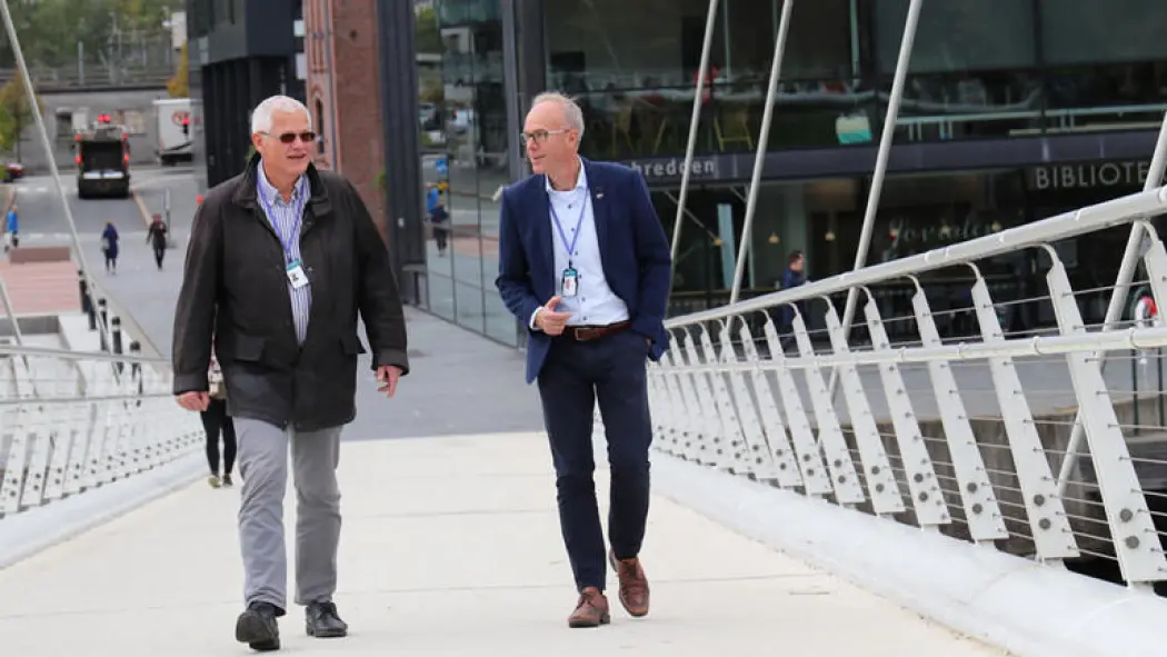 Jan Ivar Fredriksen (til venstre) og Steinar Aasnæss vil synleggjera kjeldene og drivkreftene bak den økonomiske veksten. (Foto: Stian Kristoffer Sande). Jan Ivar Fredriksen (til venstre) og Steinar Aasnæss vil synleggjera kjeldene og drivkreftene bak den økonomiske veksten. (Foto: Stian Kristoffer Sande).