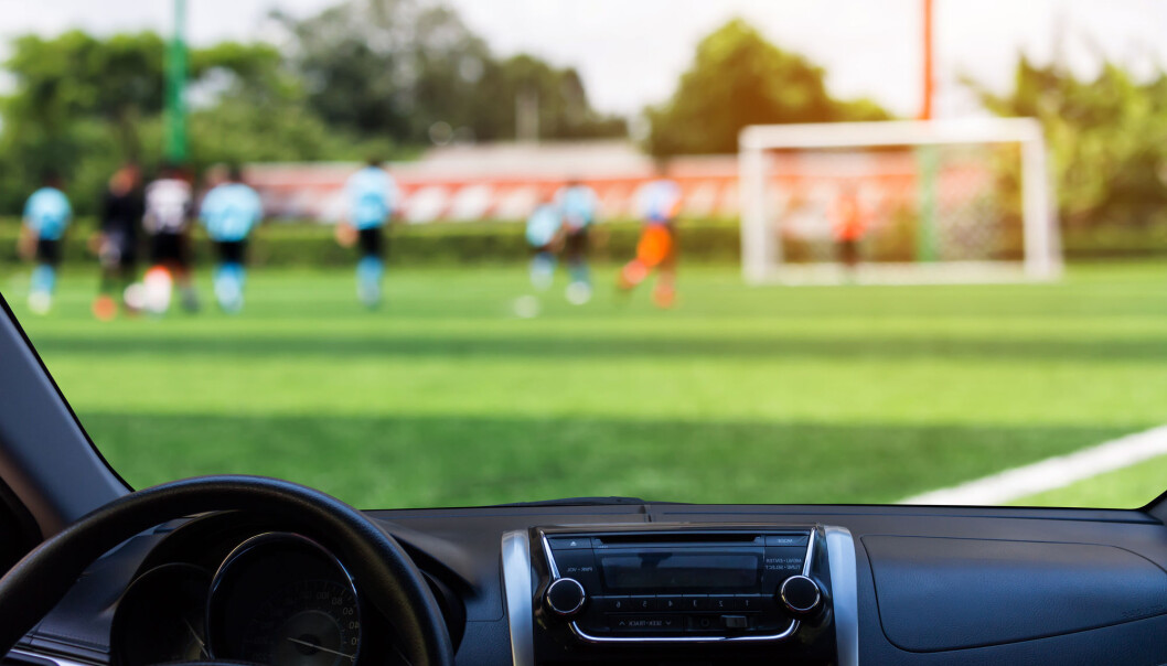 – Vi skal kartlegge grundig hvorfor folk kjører ungene til trening og hva det er som hindrer dem i å velge andre former for transport, sier forskningsleder Susanne Nordbakke ved Transportøkonomisk institutt. (Illustrasjon: Toey Toey / Shutterstock / NTB scanpix) – Vi skal kartlegge grundig hvorfor folk kjører ungene til trening og hva det er som hindrer dem i å velge andre former for transport, sier forskningsleder Susanne Nordbakke ved Transportøkonomisk institutt. (Illustrasjon: Toey Toey / Shutterstock / NTB scanpix)