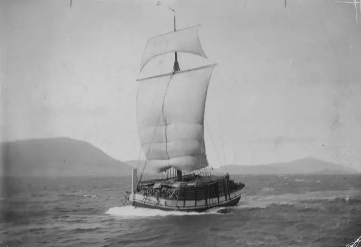 Jekt med tørrfisklast fra Nordland cirka 1903. Båt var det vanligste framkomstmiddelet, uansett hva man skulle. Av den grunn var også drukningsulykkene hyppige. Foto: Th. Iversen / Norsk Folkemuseum (public domain)