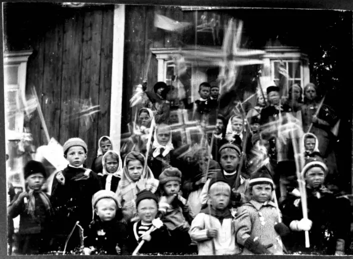 Barn fra Porsanger i Finnmark vaier med norske flagg. Kan det være 17. mai-feiring 1897-98? Foto: Norsk Folkemuseum (public domain)