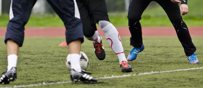 Forebyggende trening kan halvere antallet skader i både fotball og håndball. Likevel er det mange som ikke bruker nok tid på skadeforebygging. (Foto: Andreas B. Johansen, NIH)
