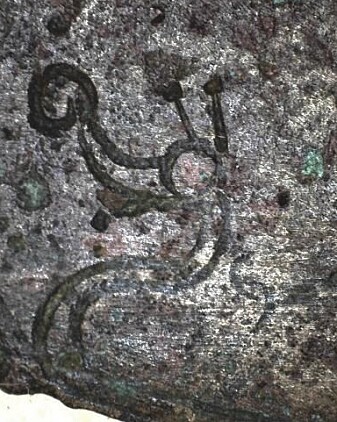 Monstre som er en blanding av en hest og noe annet går igjen på mange bronsealdergjenstander. Et eksempel finner vi på en barberkniv funnet på Farsø, der et hestevesen er ett med en fisk og bølger – og sannsynligvis også to soler. (Foto: Laura Ahlqvist) Monstre som er en blanding av en hest og noe annet går igjen på mange bronsealdergjenstander. Et eksempel finner vi på en barberkniv funnet på Farsø, der et hestevesen er ett med en fisk og bølger – og sannsynligvis også to soler. (Foto: Laura Ahlqvist)
