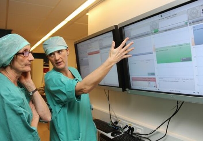 Ansatte ved St. Olavs Hospital testet systemet for visualisering av informasjon. (Foto: Frode Nikolaisen/St. Olavs Hospital) Ansatte ved St. Olavs Hospital testet systemet for visualisering av informasjon. (Foto: Frode Nikolaisen/St. Olavs Hospital)