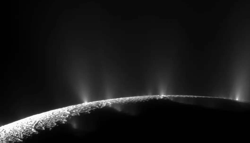 Ut fra en av Saturns måner, Enceladus, spruter fontener ved polene ispartikler ut i rommet. Romsonden Cassini tok dette bildet, og sonden har også kjørt igjennom skyer med slike ispartikler for å finne ut hva de inneholdt og analysert vann fra månen i Saturns E-ring. (Bilde: NASA/JPL/Space Science Institute)