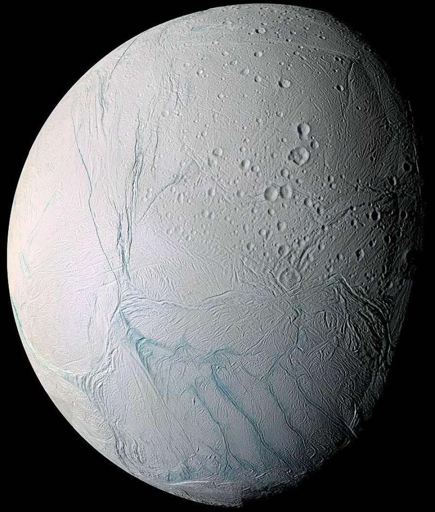 Hva skjuler seg under isen på Enceladus? (Bilde: NASA/JPL/Space Science Institute)
