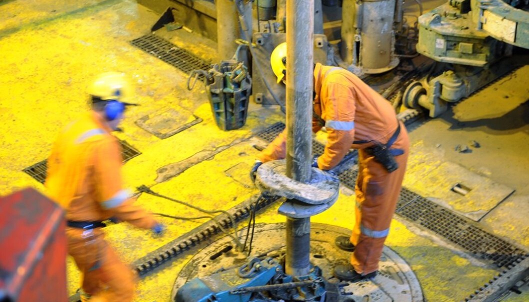 - Normalt får oljeselskapene ut halvparten av petroleumsforekomstene i et felt. Vi forsker i håp om å øke denne andelen til 70 prosent, sier forskningssjef Aksel Hiorth ved IOR-senteret. (Foto: Harald Pettersen, Statoil) - Normalt får oljeselskapene ut halvparten av petroleumsforekomstene i et felt. Vi forsker i håp om å øke denne andelen til 70 prosent, sier forskningssjef Aksel Hiorth ved IOR-senteret. (Foto: Harald Pettersen, Statoil)