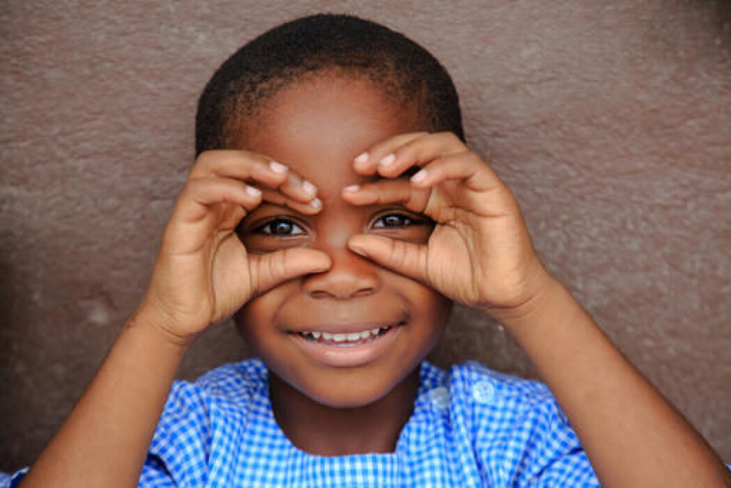 En glad unge i Elfenbenskysten. Framgangen i helse for mødre og barn har gått raskt de siste årene. (Foto: Diara/UNICEF) En glad unge i Elfenbenskysten. Framgangen i helse for mødre og barn har gått raskt de siste årene. (Foto: Diara/UNICEF)