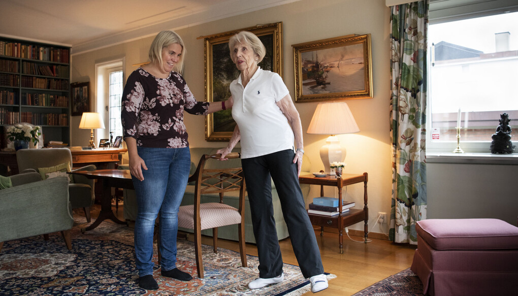 Berit Knudtzon strekker ut og gjør forskjellige øvelser hjemme hver dag. I tre måneder fikk hun hjelp til treningen av forsker og fysioterapeut Sara Cederbom. (Foto: Sonja Balci) Berit Knudtzon strekker ut og gjør forskjellige øvelser hjemme hver dag. I tre måneder fikk hun hjelp til treningen av forsker og fysioterapeut Sara Cederbom. (Foto: Sonja Balci)