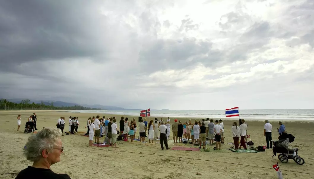 Nærmere en kvart million mennesker mistet livet i tsunamien som rammet Asia andre juledag 2004. 84 norske ofre ble minnet under en minneseremoni på stranden i Khao Lak året etter.  (Foto: Scanpix, Arash A. Nejad)