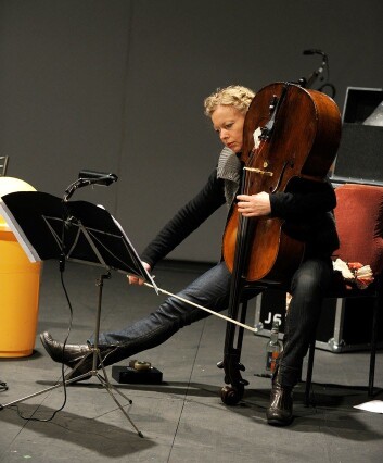 Orning er selv utøvende cellist og har brukt egen kunstnerisk praksis som verktøy i sitt forskningsarbeid. I tillegg til den skriftlige avhandlingen er alle verkene framført av henne selv og spilt inn på en DVD. (Foto: NMH) Orning er selv utøvende cellist og har brukt egen kunstnerisk praksis som verktøy i sitt forskningsarbeid. I tillegg til den skriftlige avhandlingen er alle verkene framført av henne selv og spilt inn på en DVD. (Foto: NMH)