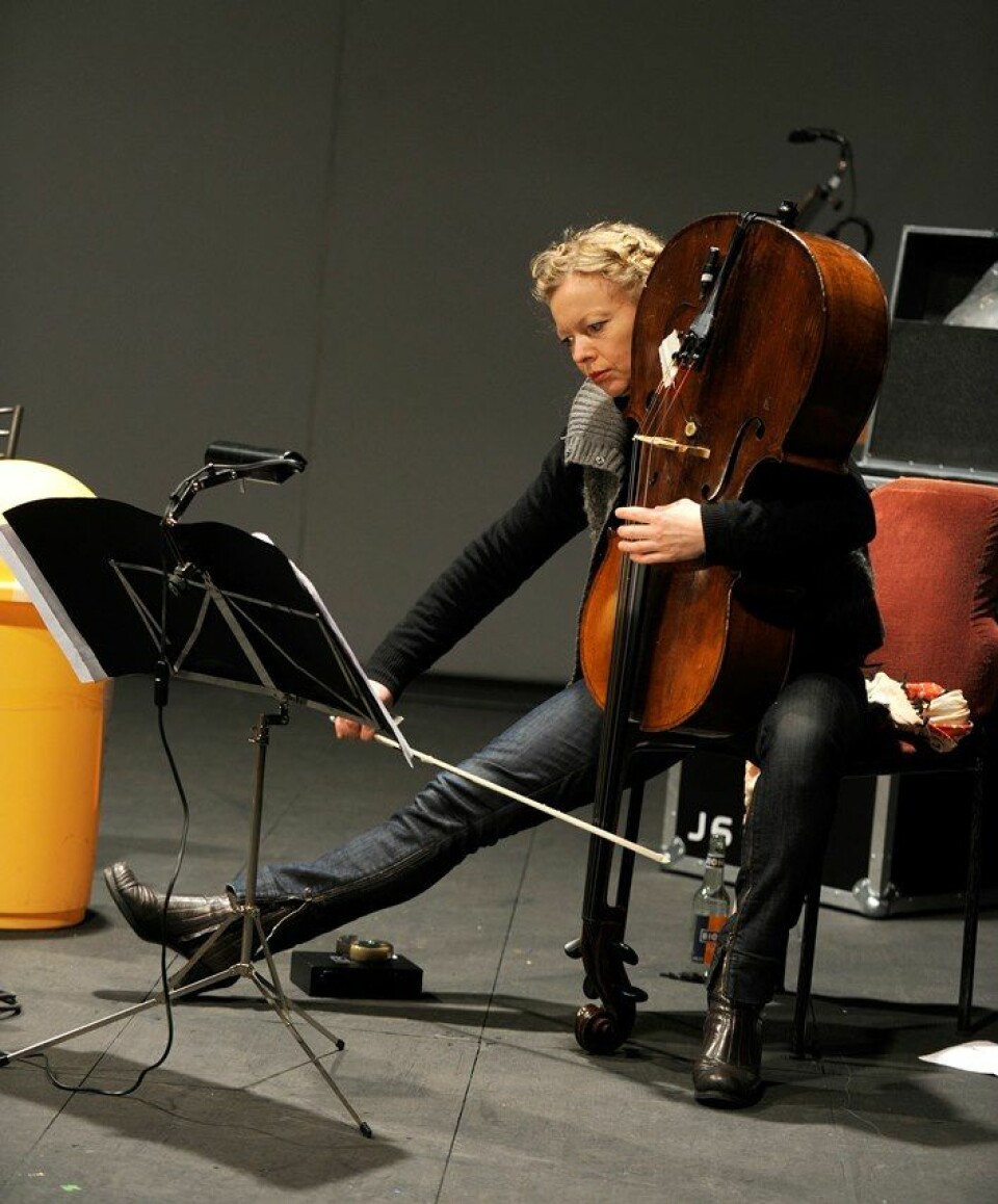 Orning er selv utøvende cellist og har brukt egen kunstnerisk praksis som verktøy i sitt forskningsarbeid. I tillegg til den skriftlige avhandlingen er alle verkene framført av henne selv og spilt inn på en DVD.  (Foto: NMH)