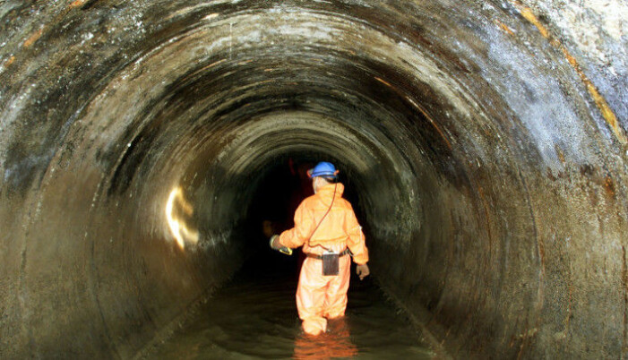 Når kloakken tynnes ut med mye vann er det vanskeligere å gjenvinne nyttige stoffer avføring og urin. Bildet er fra Oslos avløpsrør under Kongensgate. (Foto: Heiko Junge / Scanpix) Når kloakken tynnes ut med mye vann er det vanskeligere å gjenvinne nyttige stoffer avføring og urin. Bildet er fra Oslos avløpsrør under Kongensgate. (Foto: Heiko Junge / Scanpix)