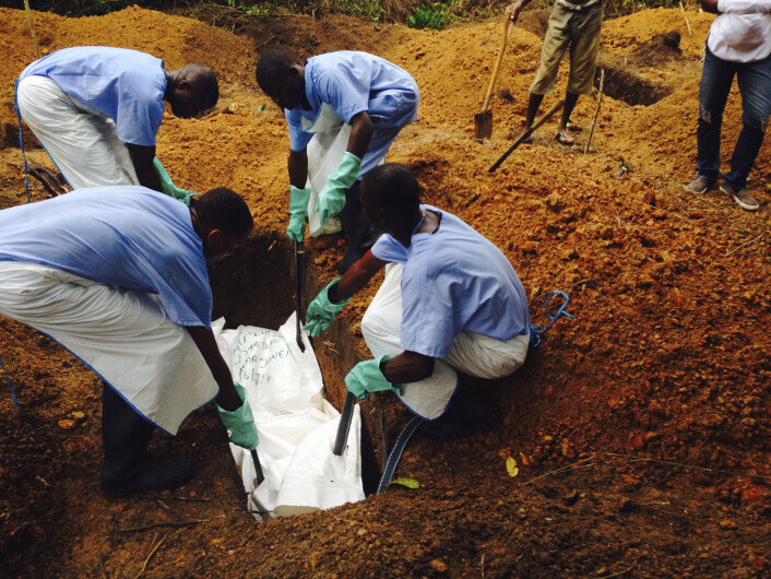 Ebola-smittet begraves i Sierra Leone. Ebola-utbruddet i Vest-Afrika har til nå kostet flere enn 1300 mennesker livet. Foto: Tarik Jasarevic, Reuters/Scanpix Ebola-smittet begraves i Sierra Leone. Ebola-utbruddet i Vest-Afrika har til nå kostet flere enn 1300 mennesker livet. Foto: Tarik Jasarevic, Reuters/Scanpix