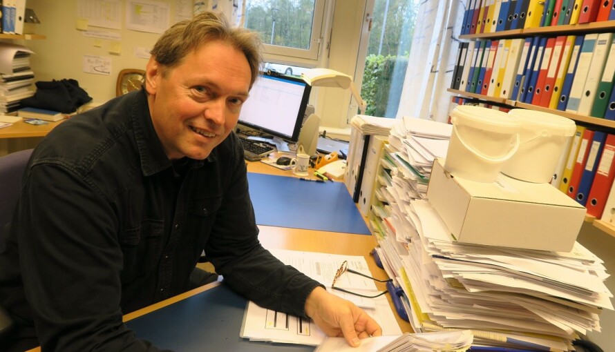Man kan leve et godt liv i Norge også uten å fly særlig mye, sier professor Tokheim, Hans eget akkumulerte klimafotavtrykk ville ha vært lavere enn den anbefalte maksimalverdien dersom han hadde droppet alle fly- og bilreisene gjennom livet (figur 3). Nå har Tokheim redusert kraftig på flyturene. (Foto: Ingvild Gjone Sildnes)
