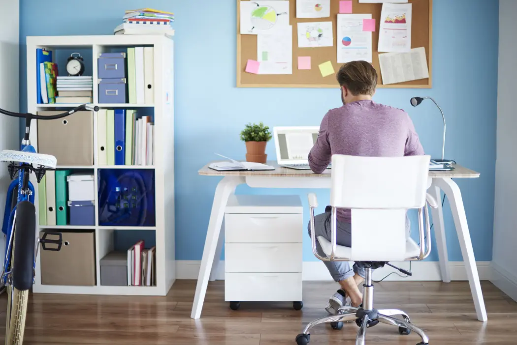 Hjemmekontor blir gjemmekontor: Den som ikke er på kontoret, kan konsentrere seg om en artikkel eller en tankerekke uten å bli forstyrret av kolleger og sjefer. (Illustrasjonsbilde: gpointstudio, Shutterstock, NTB scanpix) Hjemmekontor blir gjemmekontor: Den som ikke er på kontoret, kan konsentrere seg om en artikkel eller en tankerekke uten å bli forstyrret av kolleger og sjefer. (Illustrasjonsbilde: gpointstudio, Shutterstock, NTB scanpix)