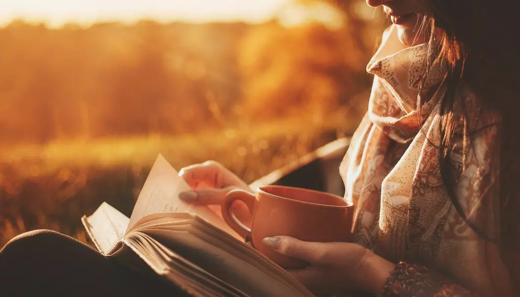 Hausten er for mange lesetid. – Bøkene kan gje oss eit møte med oss sjølve, seier litteraturprofessor. (Illustrasjon: Logvinyuk Yuliia / Shutterstock / NTB scanpix)