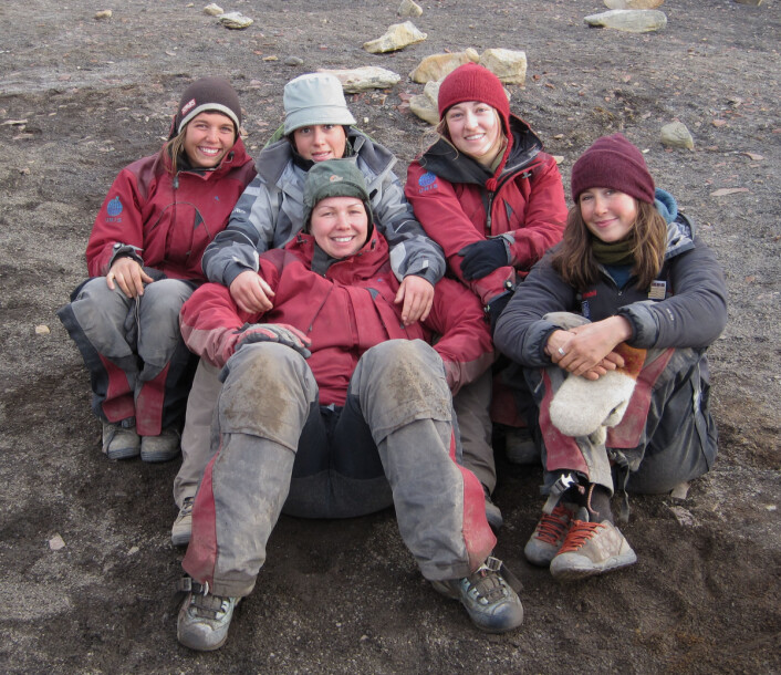 Girl power! I 2010 var vi rekordmange jenter blant Øglegraverne. F.v.: Lene, Marine, Julie og Linn. Foran: Lena. Bak kamera: Nille. (Foto: Nille Ragnhild Staubo Munthe-Kaas) Girl power! I 2010 var vi rekordmange jenter blant Øglegraverne. F.v.: Lene, Marine, Julie og Linn. Foran: Lena. Bak kamera: Nille. (Foto: Nille Ragnhild Staubo Munthe-Kaas)