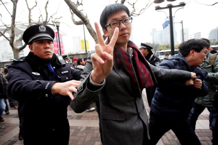 En mann ble arrestert 20. februar 2011, under en protest i Shanghai. På sosiale medier hadde folk oppfordret til en "sjasminrevolusjon". (Foto: Reuters) En mann ble arrestert 20. februar 2011, under en protest i Shanghai. På sosiale medier hadde folk oppfordret til en "sjasminrevolusjon". (Foto: Reuters)