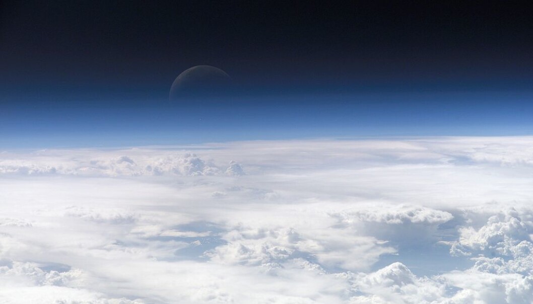Toppen av jordens atmosfære, sett fra den Internasjonale romstasjonen. Ozonlaget ligger mellom 20 og 30 kilometer over jorden. (Foto: NASA) Toppen av jordens atmosfære, sett fra den Internasjonale romstasjonen. Ozonlaget ligger mellom 20 og 30 kilometer over jorden. (Foto: NASA)