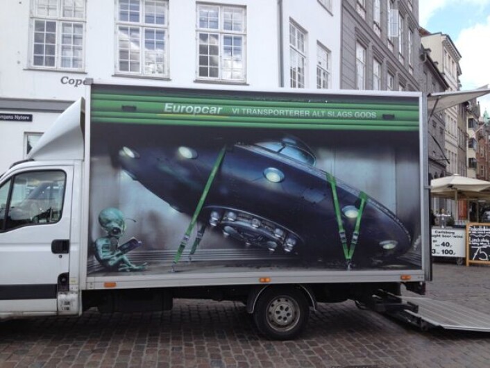 Fig 3: Noen reklamer er bedre enn andre – sett fra et romfartsperspektiv. (Foto: Terje Wahl) Fig 3: Noen reklamer er bedre enn andre – sett fra et romfartsperspektiv. (Foto: Terje Wahl)