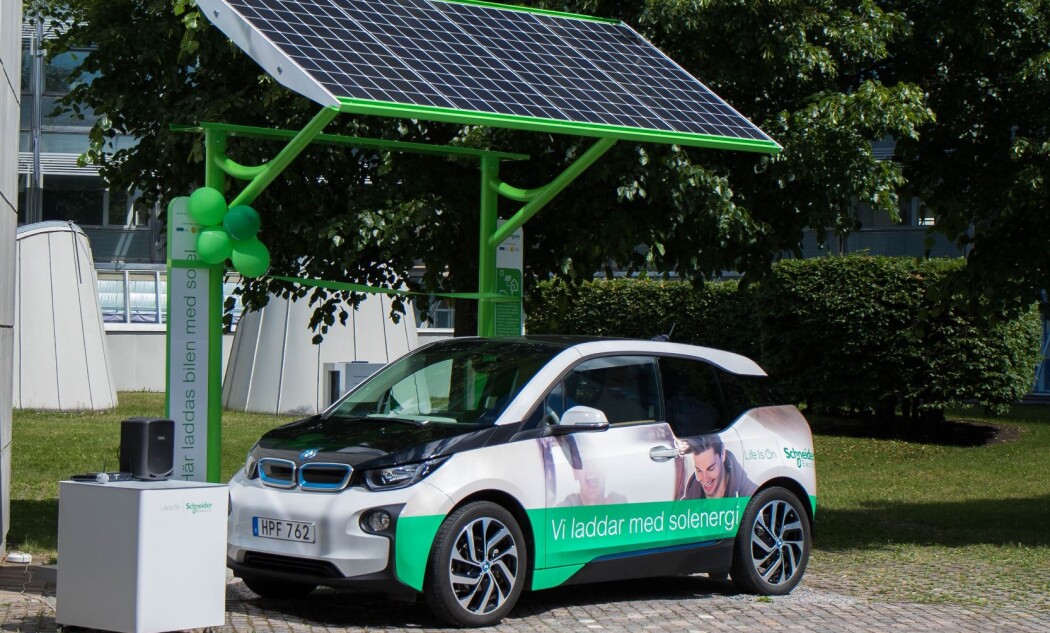 Norske og svenske forskere undersøker om både elbiler og elfly selv langt i nord kan klare seg på solenergi. Dette bildet av en solladestasjon er fra den svenske delen av forskningsprosjektet. (Foto: Schneider electric) Norske og svenske forskere undersøker om både elbiler og elfly selv langt i nord kan klare seg på solenergi. Dette bildet av en solladestasjon er fra den svenske delen av forskningsprosjektet. (Foto: Schneider electric)